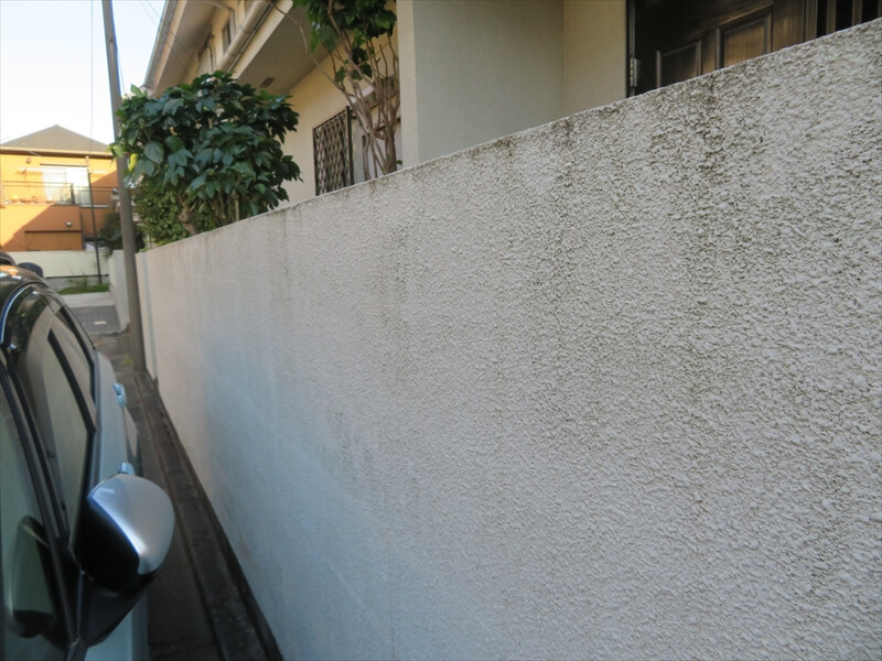 塀に笠木がついていないので、雨水による伝い水の汚れが多くありました。